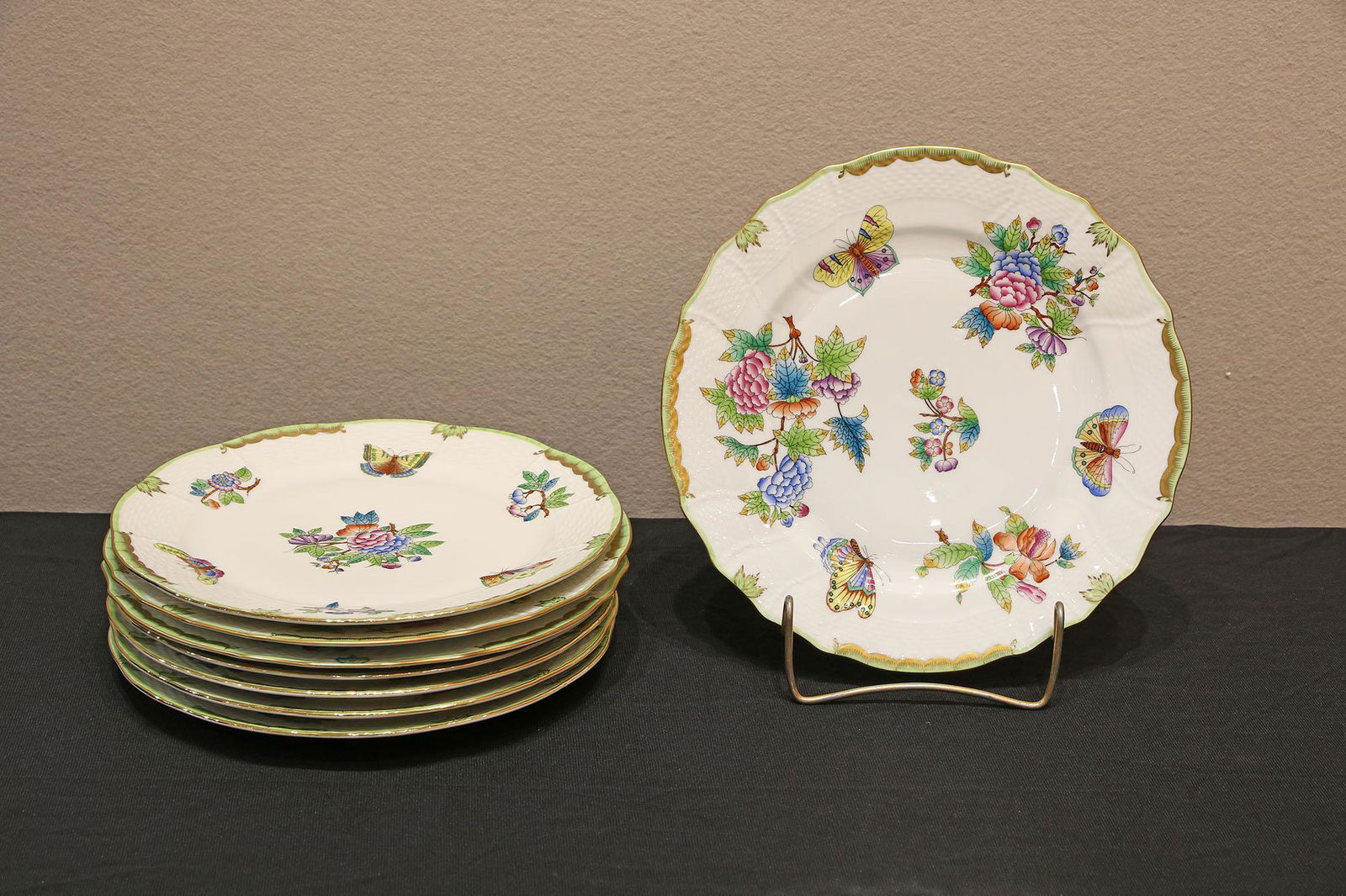 Set of 8 Herend Queen Victoria Dinner Plates (1 of 2)
