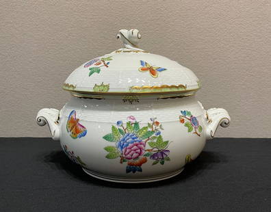 Herend Queen Victoria Soup Tureen: Herend Queen Victoria soup tureen. Measures approx 8"t x 11" wide from handle to handle. Great Condition Please review all photos closely. The nonappearance of a condition report does not