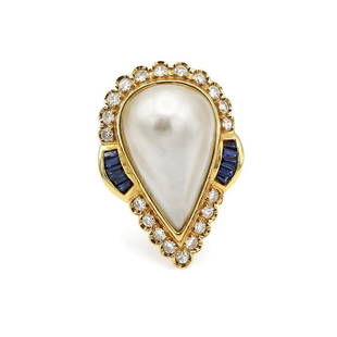 18K Yellow Gold Diamond Sapphire & Mabe Pearl Ring: Ring in 18k yellow gold featuring a 22mm pear shaped mabe pearl, 20 diamonds weighing approx 0.80ctw, and 10 sapphire gemstones. It is 32mm wide at the top, ai size 6.5, and weighs 10.4 grams. 