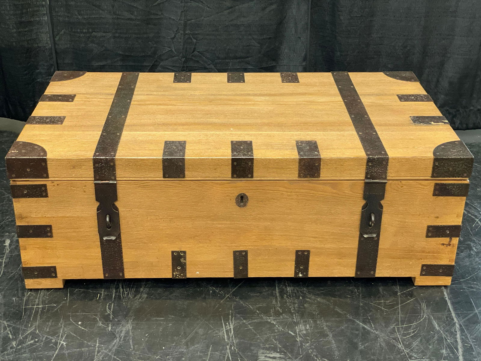 Restoration Hardware Heirloom Silver Chest Coffee Trunk Sep 08, 2022