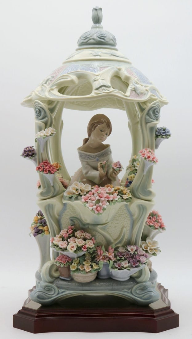 Lladro "Gazebo in Bloom" #1865 Porcelain Sculpture (1 of 8)