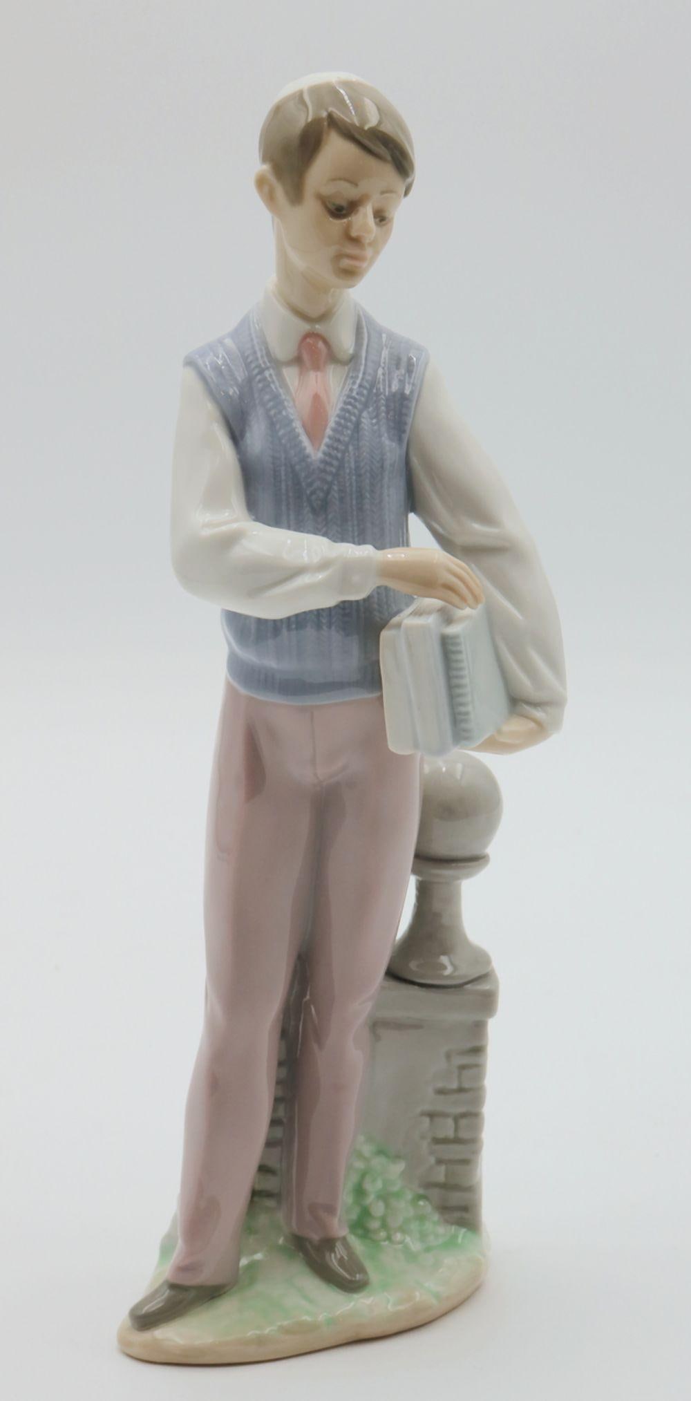 Lladro "Hebrew Scholar" #6029 Porcelain Sculpture: Lladro "Hebrew Scholar" #6029 Porcelain Sculpture. Measures approx. - 9 1/4" high x 3 1/2" wide. Have a similar item to sell? Contact us at info@marketauctionsinc.com Please review