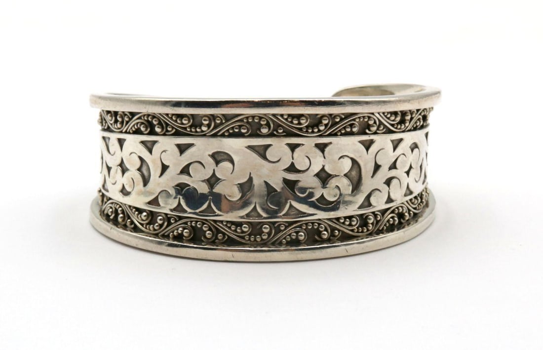 Lois Hill Sterling Silver Cuff Bracelet: Lois Hill Sterling Silver Cuff Bracelet. Measures approx. - 2 1/2" inside across. Weight approx. - 67.9 grams. FM32663 #2 Have a similar item to sell? Contact us at info@marketauctionsinc.com 