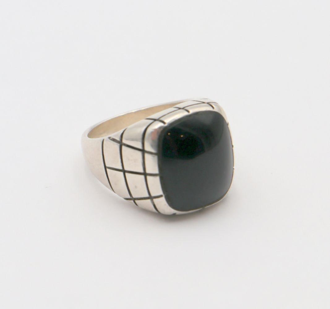 Spiderman Sterling Silver & Onyx Ring: Spiderman Sterling Silver & Onyx Ring. Size approx. - 6. Have a similar item to sell? Contact us at info@marketauctionsinc.com **If you do not want us to ship for you, please contact one of ou
