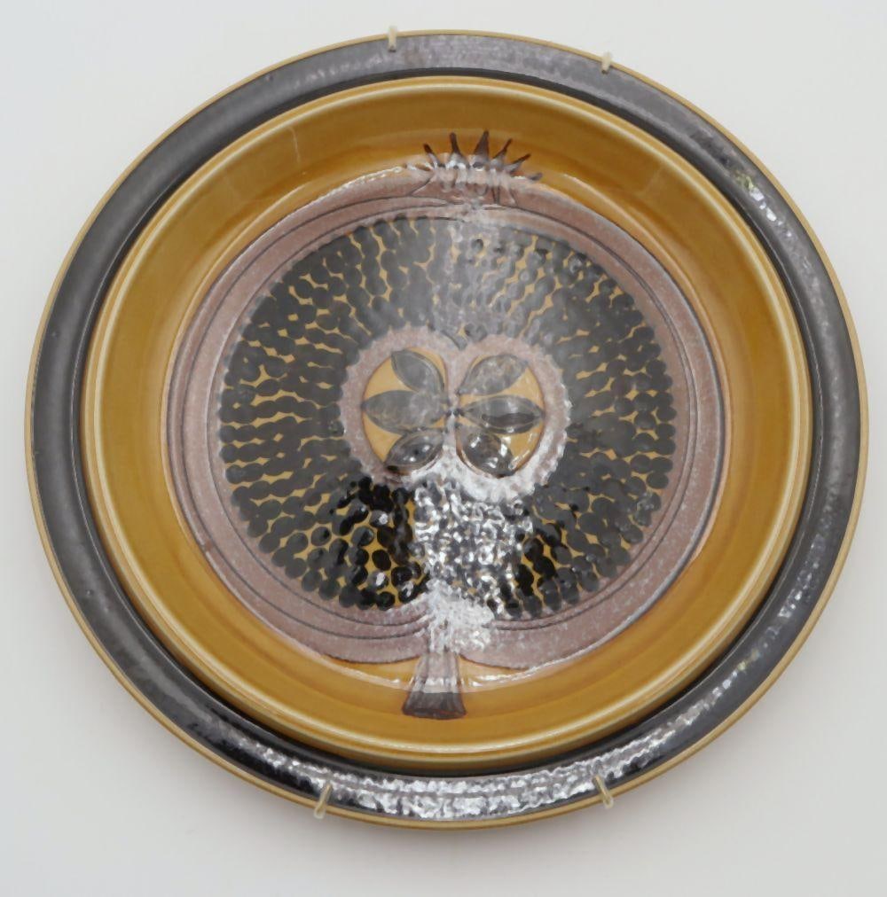 Arabia Finland Stoneware Charger: Arabia Finland Stoneware Charger. Measures approx. - 13" diameter. Have a similar item to sell? Contact us at info@marketauctionsinc.com Please review all photos closely. The non-appearance of