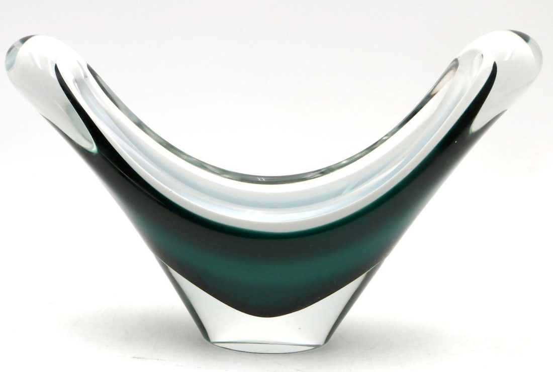 Coquille Flygsfors Art Glass Bowl: Flygsfors (Swedish, founded 1888) “Coquille” Art Glass Bowl Circa 1950s A mid-century Swedish art glass bowl from the renowned Flygsfors glassworks<
