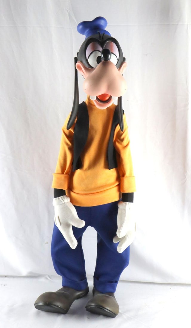 Large Unsigned Goofy Statue (1 of 5)