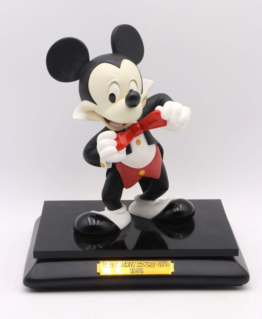 Disneyana "Mickey Mouse Club 1955" Resin Figurine: Disneyana “Mickey Mouse Club 1955” Resin Figurine Description: Charming Disneyana resin figurine commemorating the debut of the Mickey Mouse Club in 1955