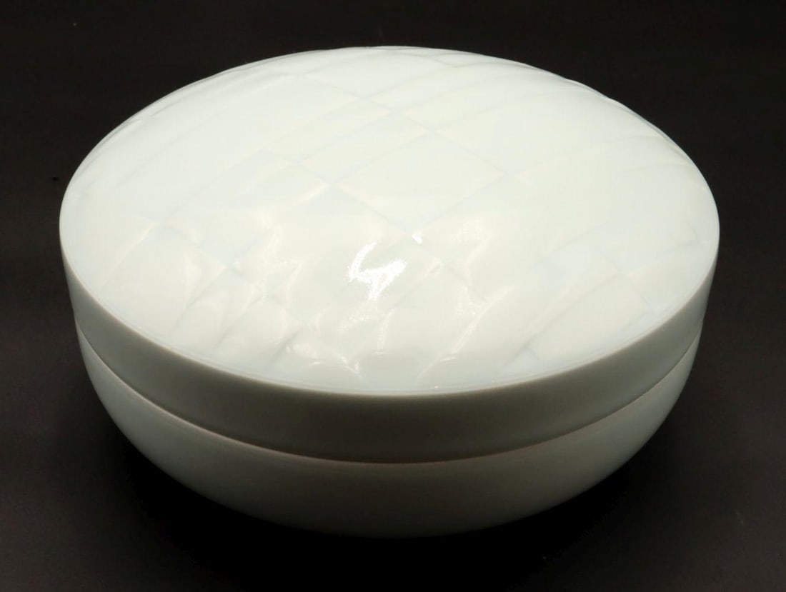 Peter Mark Hamann (American, b. 1956) Blue-White Porcelain Box: Peter Mark Hamann (American, b. 1956) Blue and White Porcelain Box American Date: Contemporary Measurements: Approximately 4 1/2" H x 8 1/2" Dia. A blue and white porcelain box by Peter Mark H