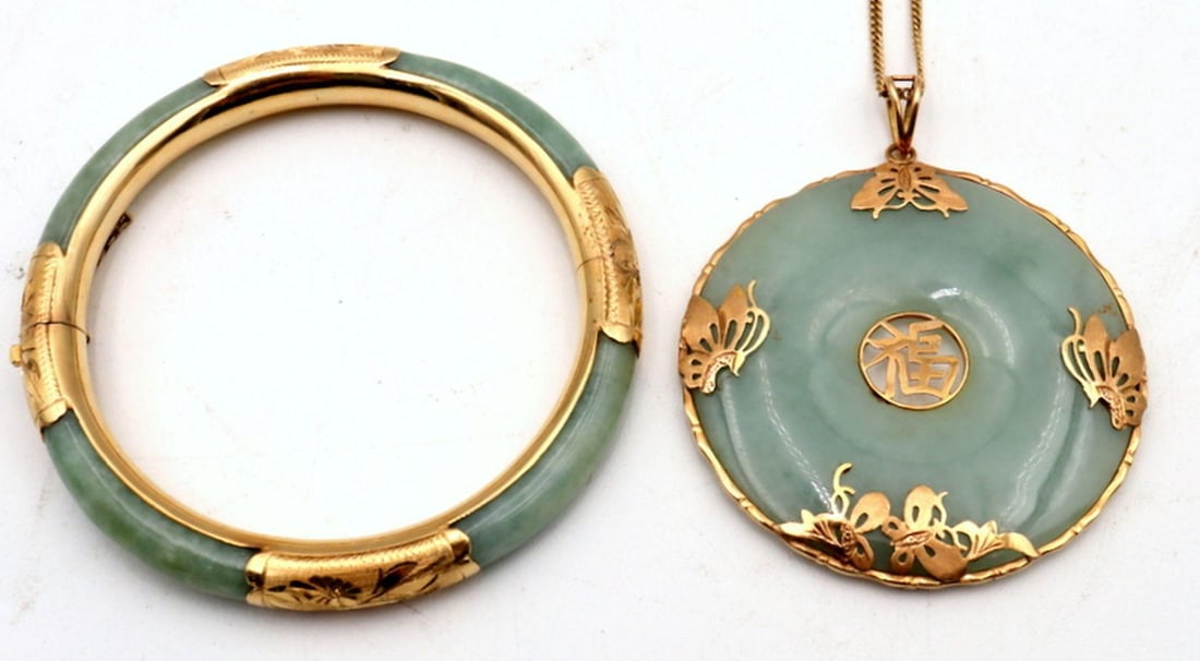 14K Gold & Jade Stone Necklace & Bracelet Set: 14K Gold & Jade Necklace & Bracelet Set Largest: 3" Diameter; smallest: 2.5" Diameter Includes a medallion style jade necklace with Chinese emblem centered, and a bracelet with