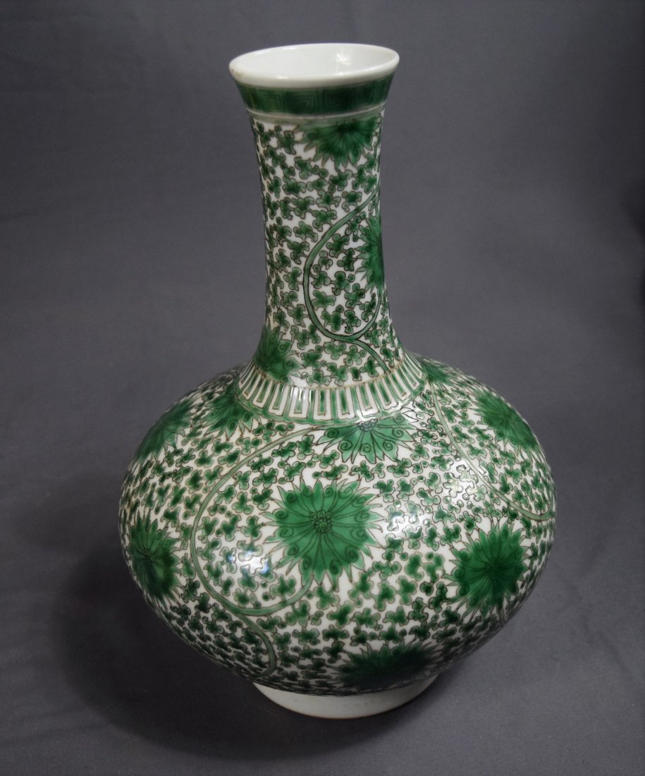 Chinese, Floral Motif Vase Qianlong (Museum Property) (1 of 4)
