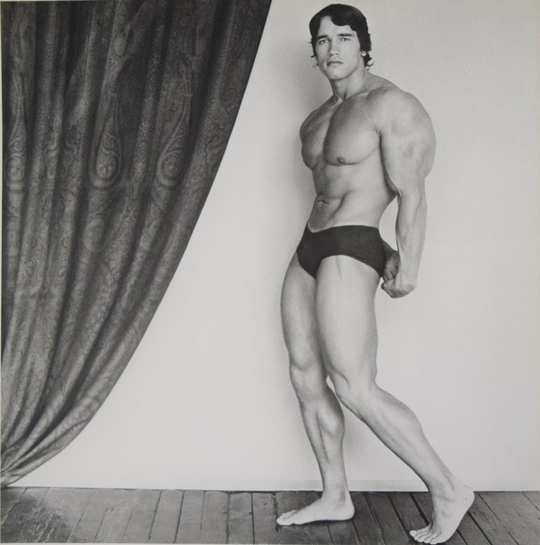 Robert Mapplethorpe - Arnold Schwarzenegger, 1976: ROBERT MAPPLETHORPE (1946-1989) Arnold Schwarzenegger, 1976 Sheet-fed gravure c. 1985 Printed in Spain 9 3/4" x 9 3/4"