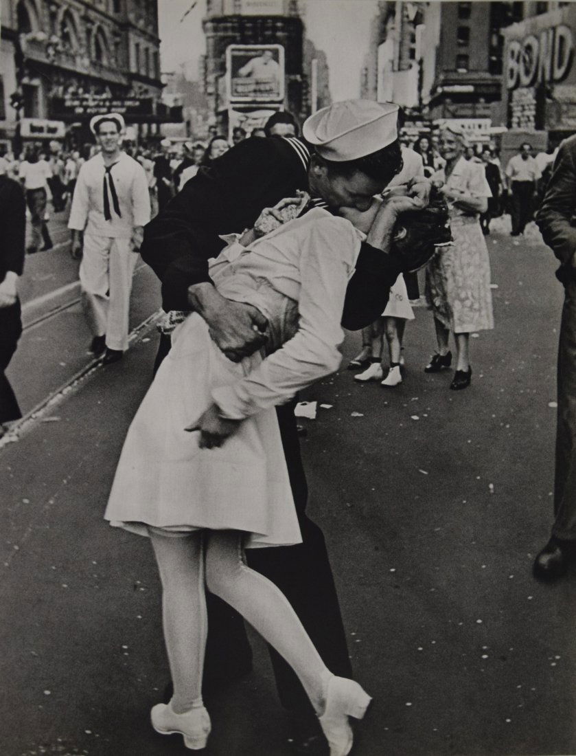 Alfred Eisenstaedt - VJ Day, Times Square (1 of 1)