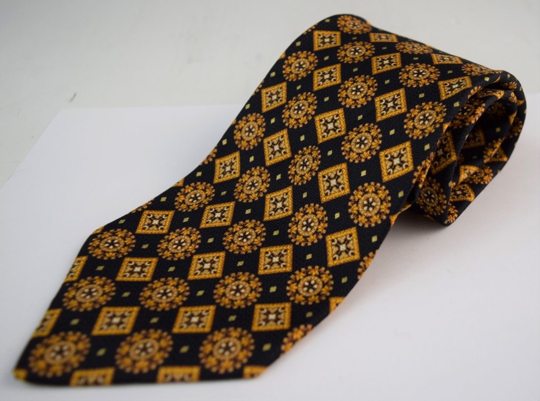 Brioni, Italian Mens Tie: BRIONI (ITALIAN) Men's tie issued by Brioni