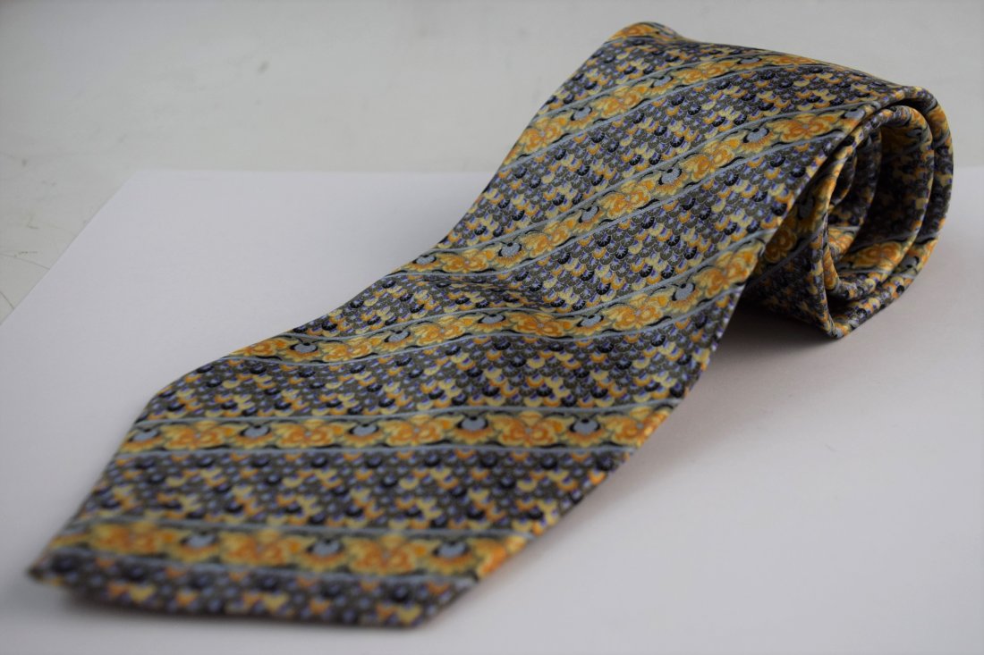 Brioni, Italian Mens Tie: BRIONI (ITALIAN) Men's tie issued by Brioni