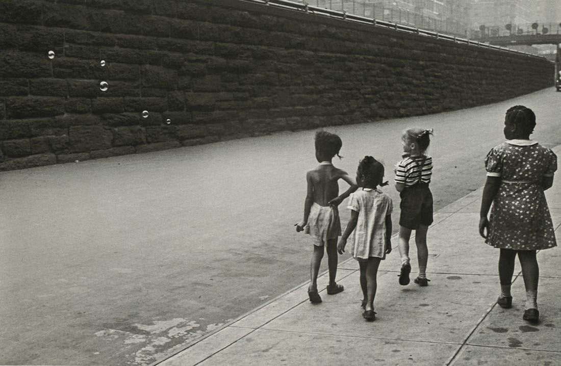 Helen Levitt - New York, 1945 (Bubbles) (1 of 1)