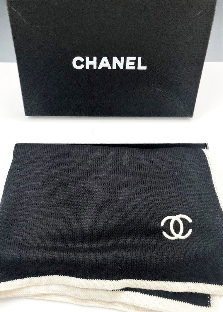 Chanel Ladies Scarf (1 of 4)
