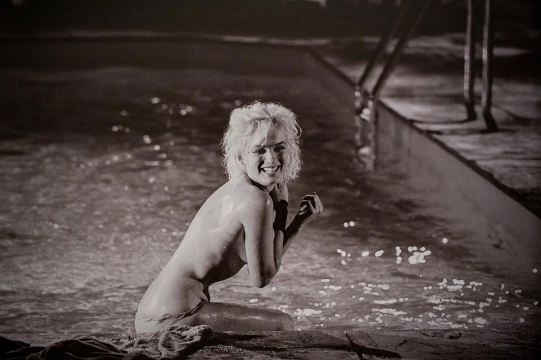 Lawrence Schiller - Marilyn Monroe: LAWRENCE SCHILLER (B. 1936) Marilyn Monroe Photo-litho 8 3/4" x 5 3/4"