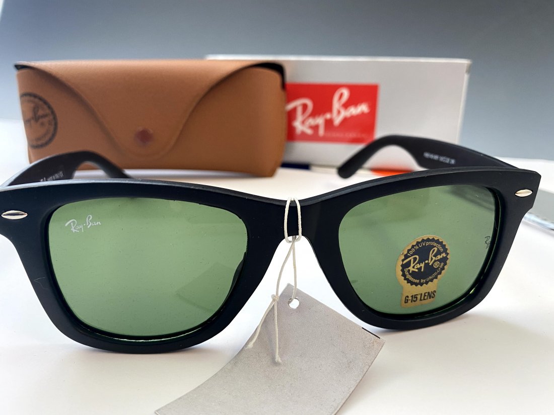 Ray Ban Sunglasses: RAY BAN Sunglasses issued by Ray Ban with box and case