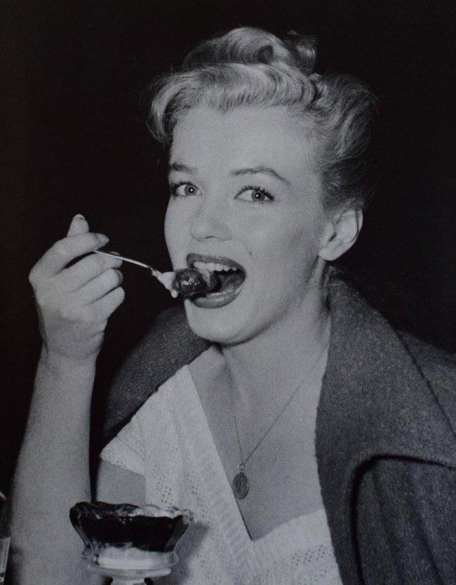 Andre de Dienes - Marilyn Monroe: ANDRE DE DIENES (1913-1985) Marilyn Monroe Photogravure c.1985 Printed in America 12" x 9 1/2"