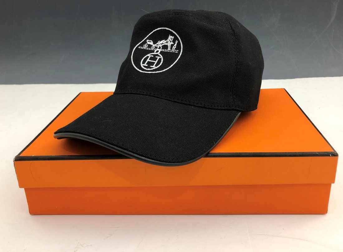 Hermes Cap: HERMES (PARIS) Cap issued by Hermes with box