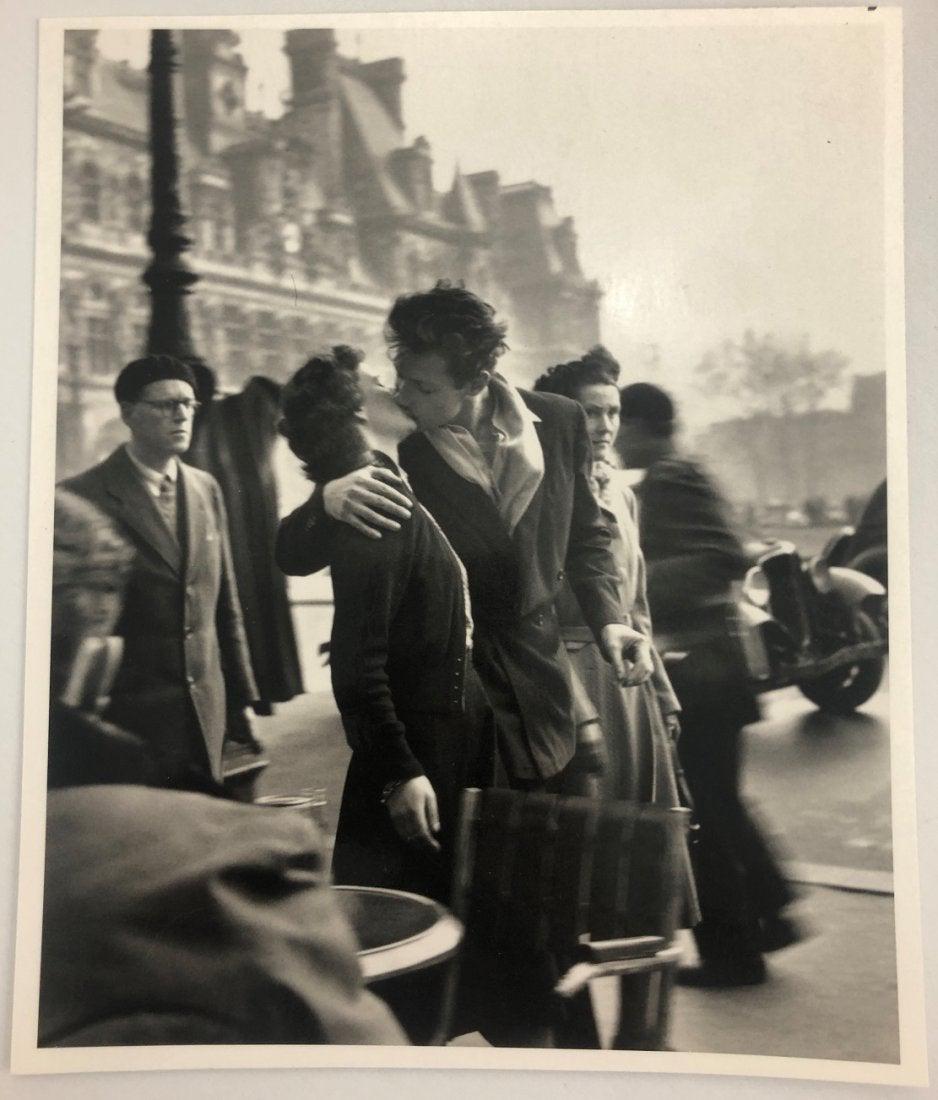 Robert Doisneau - Le Basier de lhotel, Photo-Litho: ROBERT DOISNEAU (1912-1994) Le Baiser de l'hotel de ville Photo-lith Printed circa mid 20th c. 10 3/8" x 8 5/8"