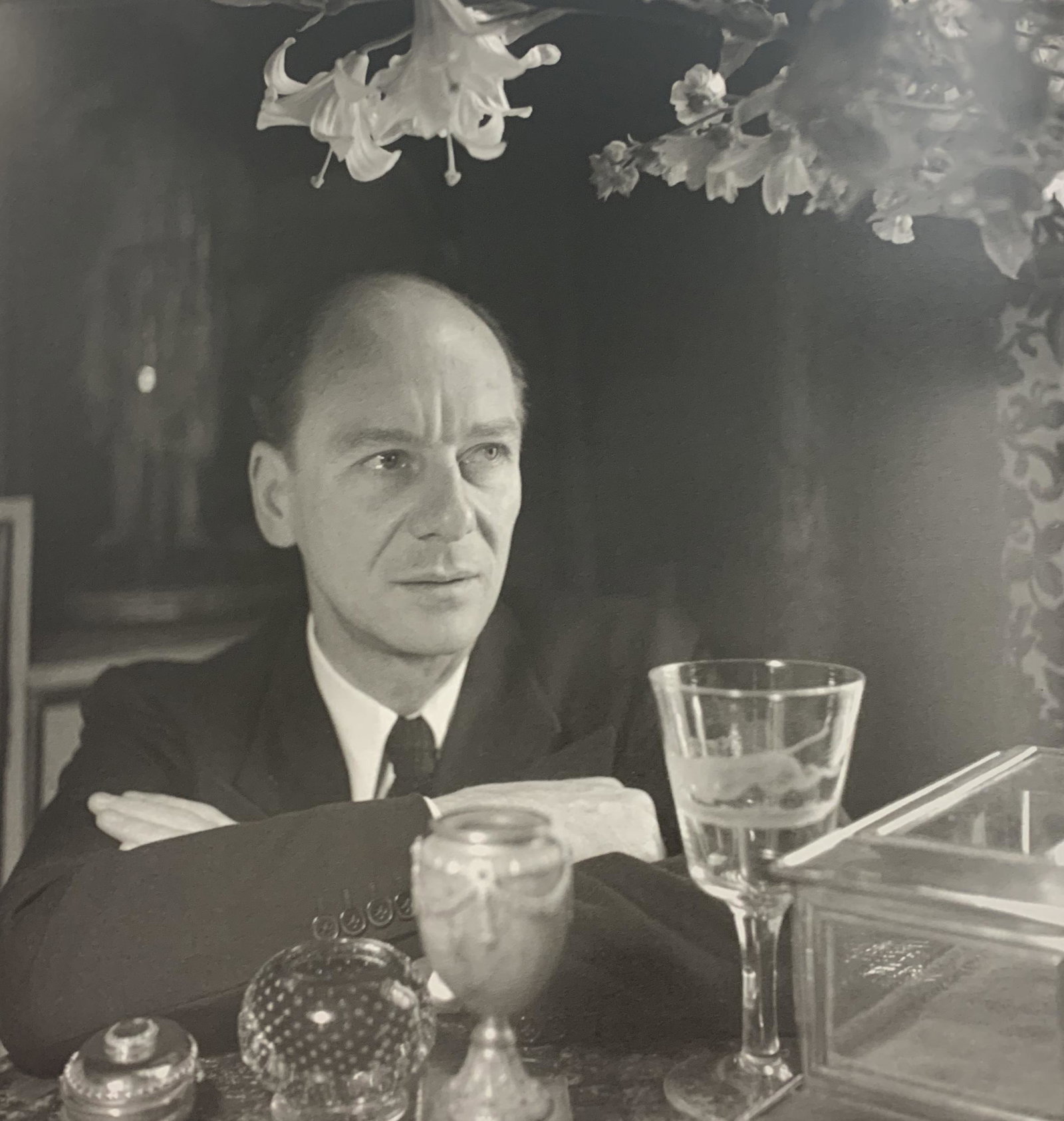 Cecil Beaton - John Gielgud, Photo-Litho: CECIL BEATON - (B.1904-1980) John Gielgud Photo-Litho Printed circa late 20th Century 10 5/8" x 10" (Image Size)