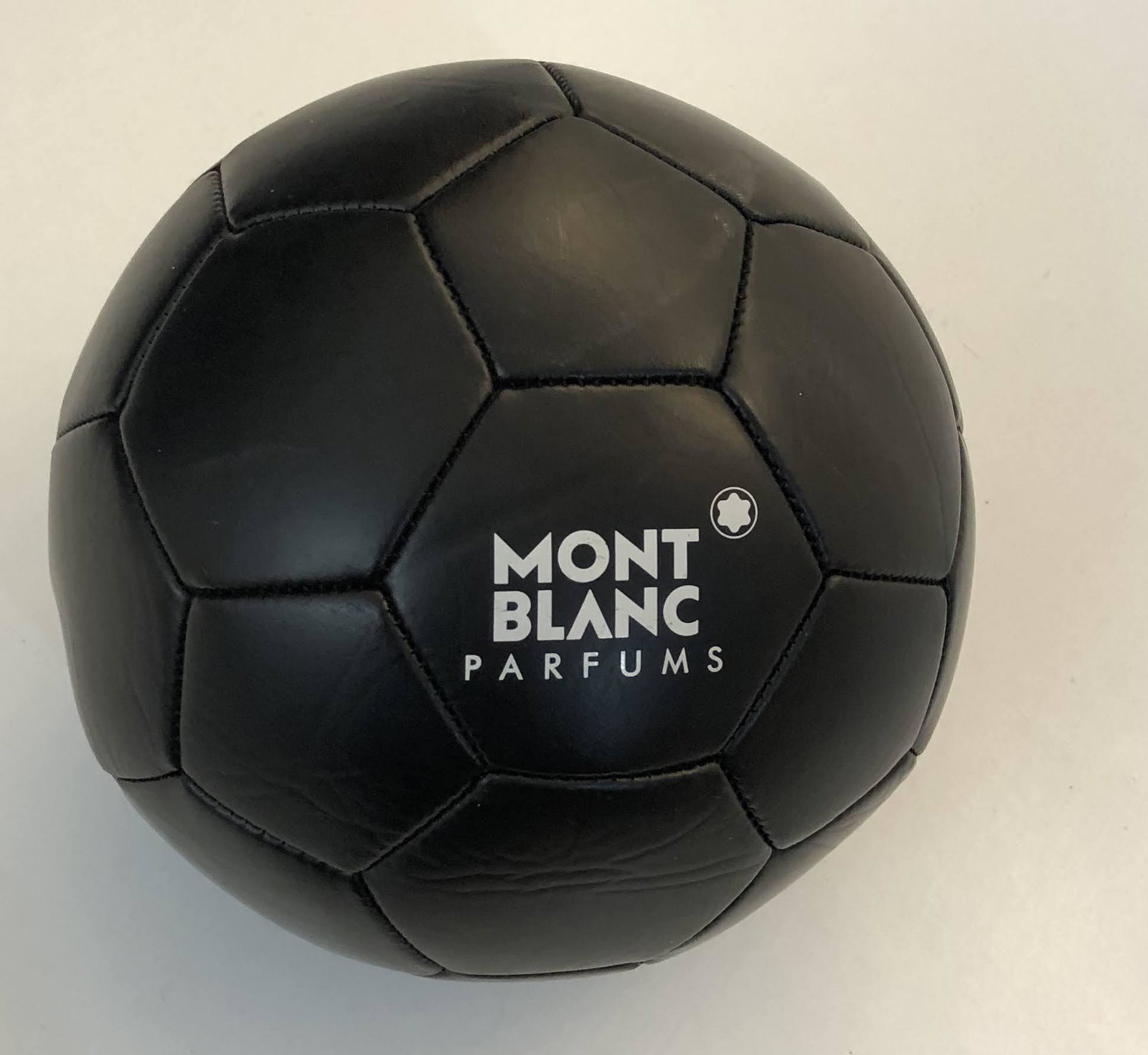Montblanc Parfums Soccer Ball: Parfums black soccer ball, Montblanc