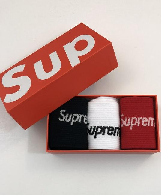 Supreme Socks (3 Pairs): SUPREME (AMERICAN) Socks issued by Supreme with box