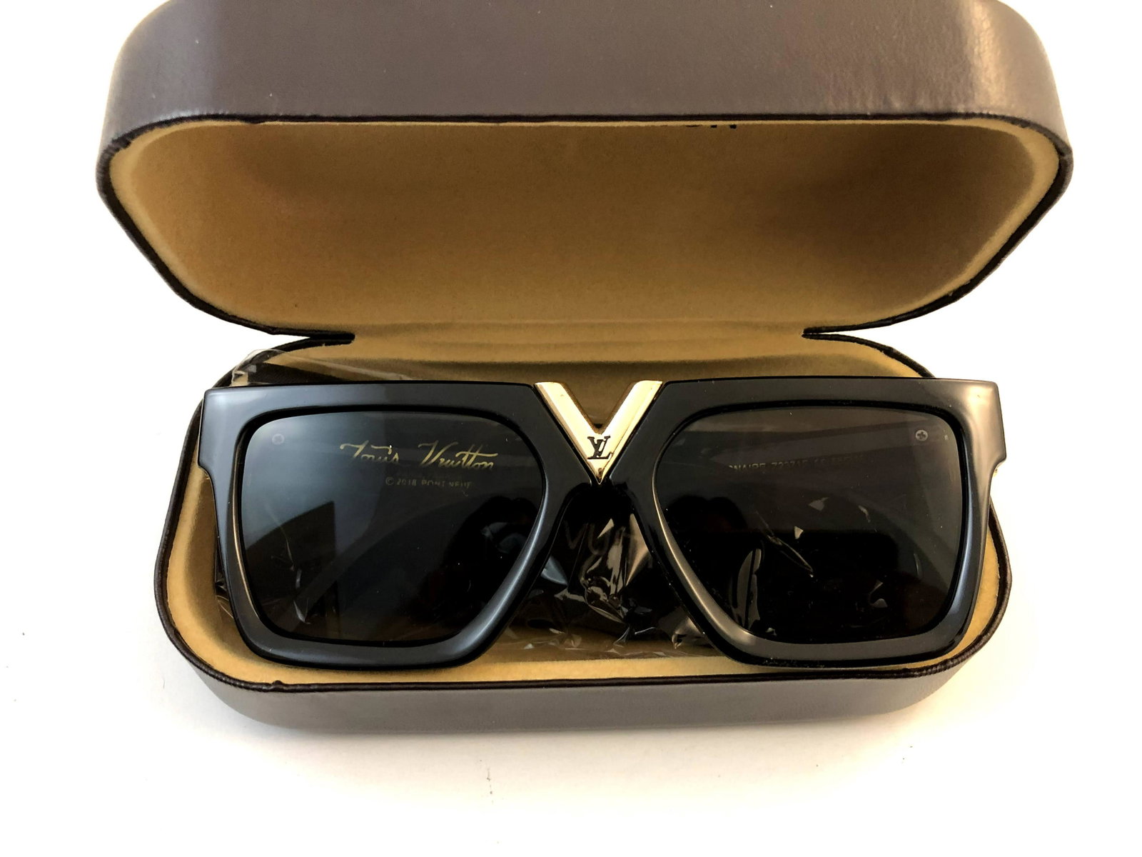 Louis Vuitton Sunglasses: LOUIS VUITTON (PARIS) Sunglasses issued by Louis Vuitton with box