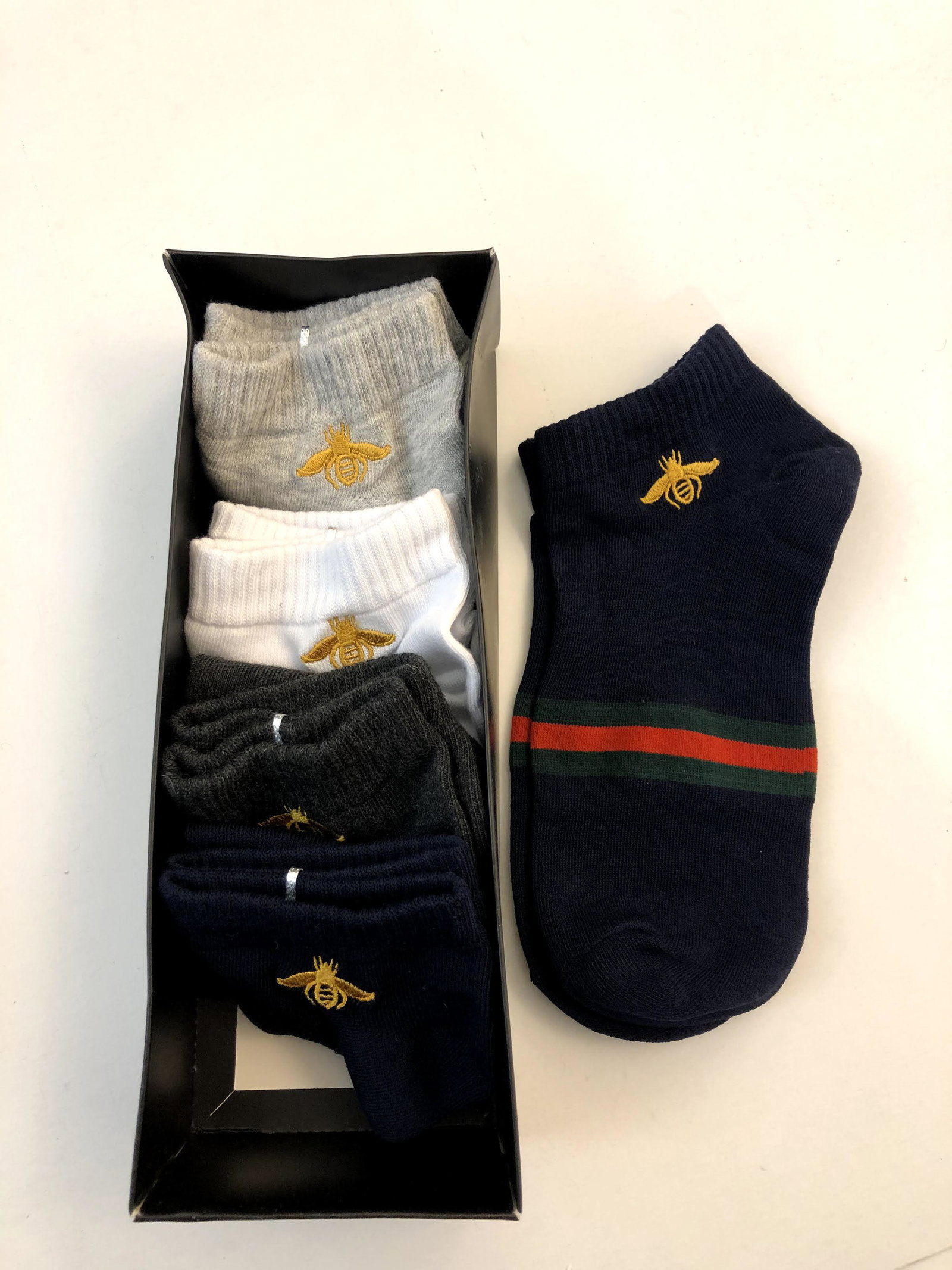 Grouping of 5 Pairs of Gucci Socks: Grouping of socks issued by Gucci with box (5 pairs)