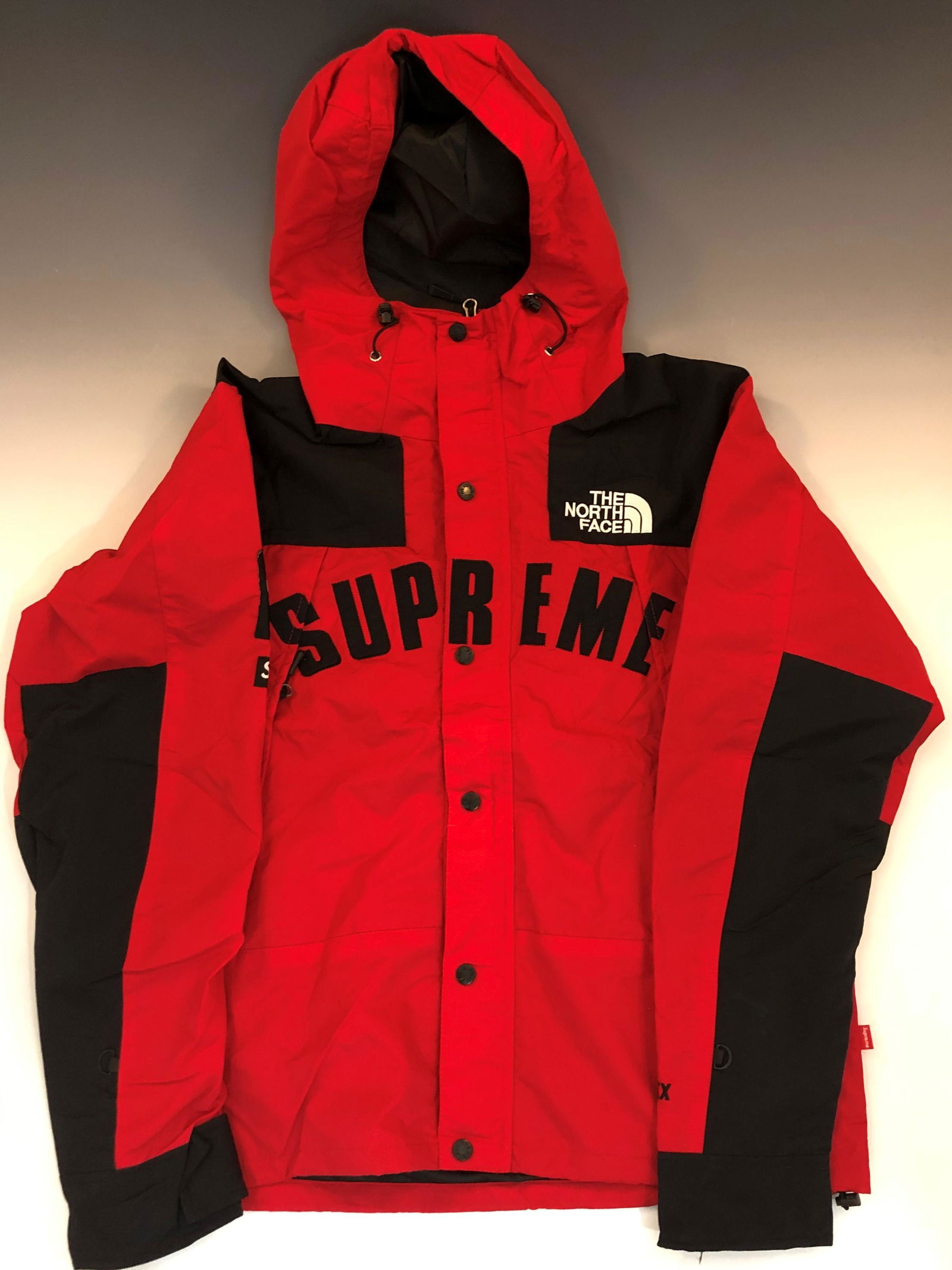 Supreme The North Face Arc Logo Mountain Parka Red: SUPREME NORTH FACE Arc logo mountain jacket issued by Supreme North Face, brand new and never worn (size XL)