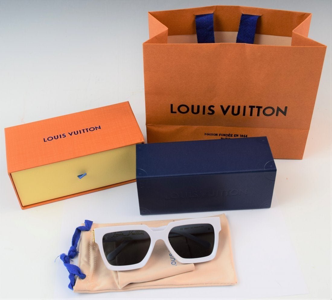 Sunglasses: Sunglasses with box