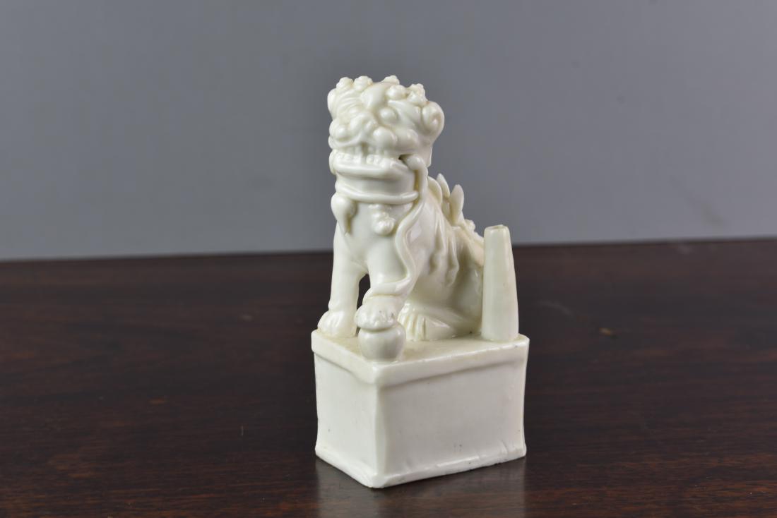 CHINESE KANGXI PERIOD BLANC DE CHINE DOG OF FO (1 of 8)