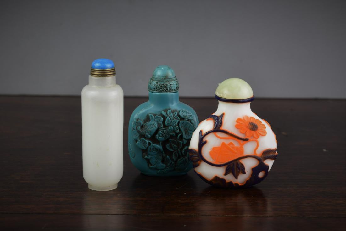 THREE CHINESE VINTAGE SNUFF BOTTLES (1 of 8)