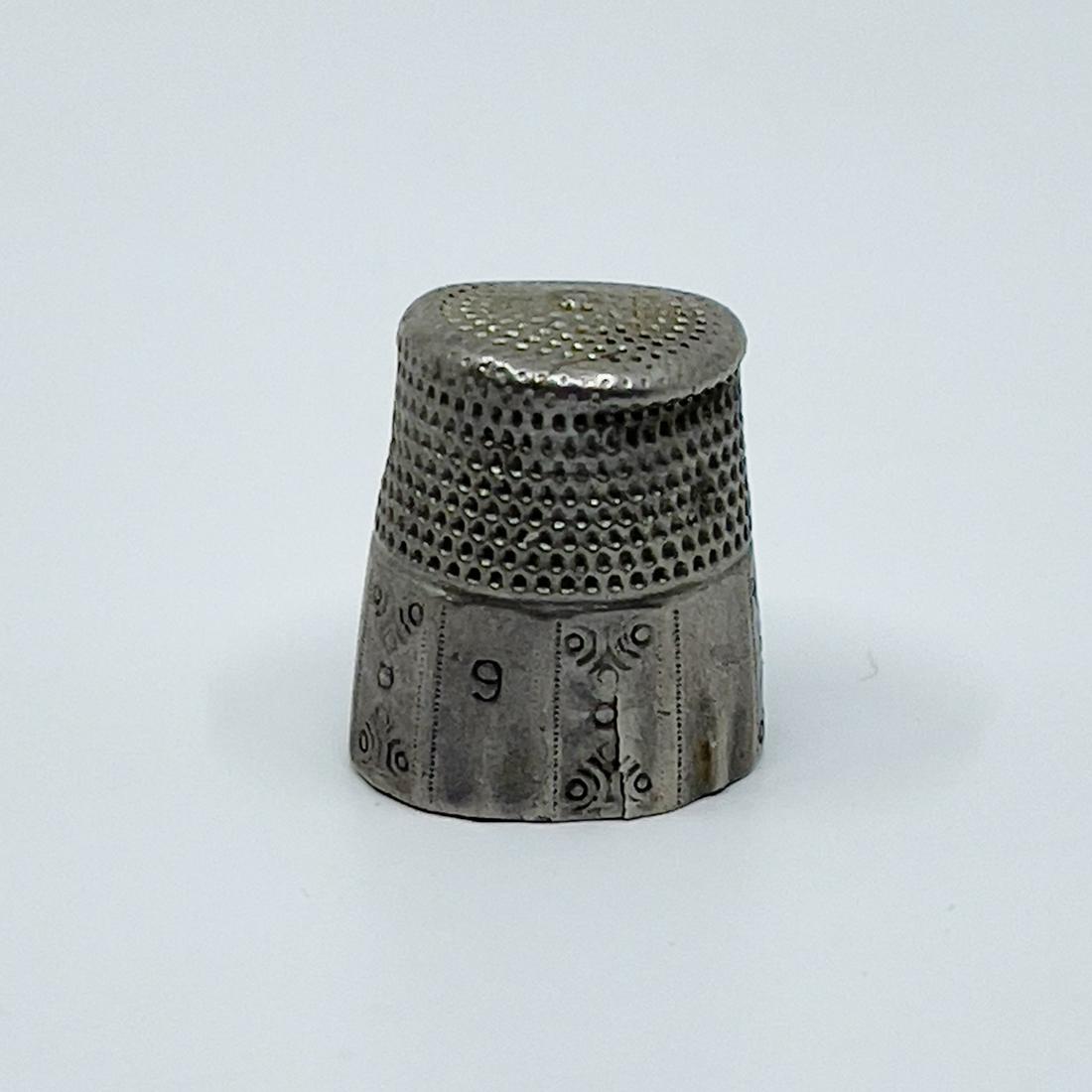 Sterling silver thimble: measures: 3/4" tall by 5/8" wide hallmarked: 6 or 9 condition: good