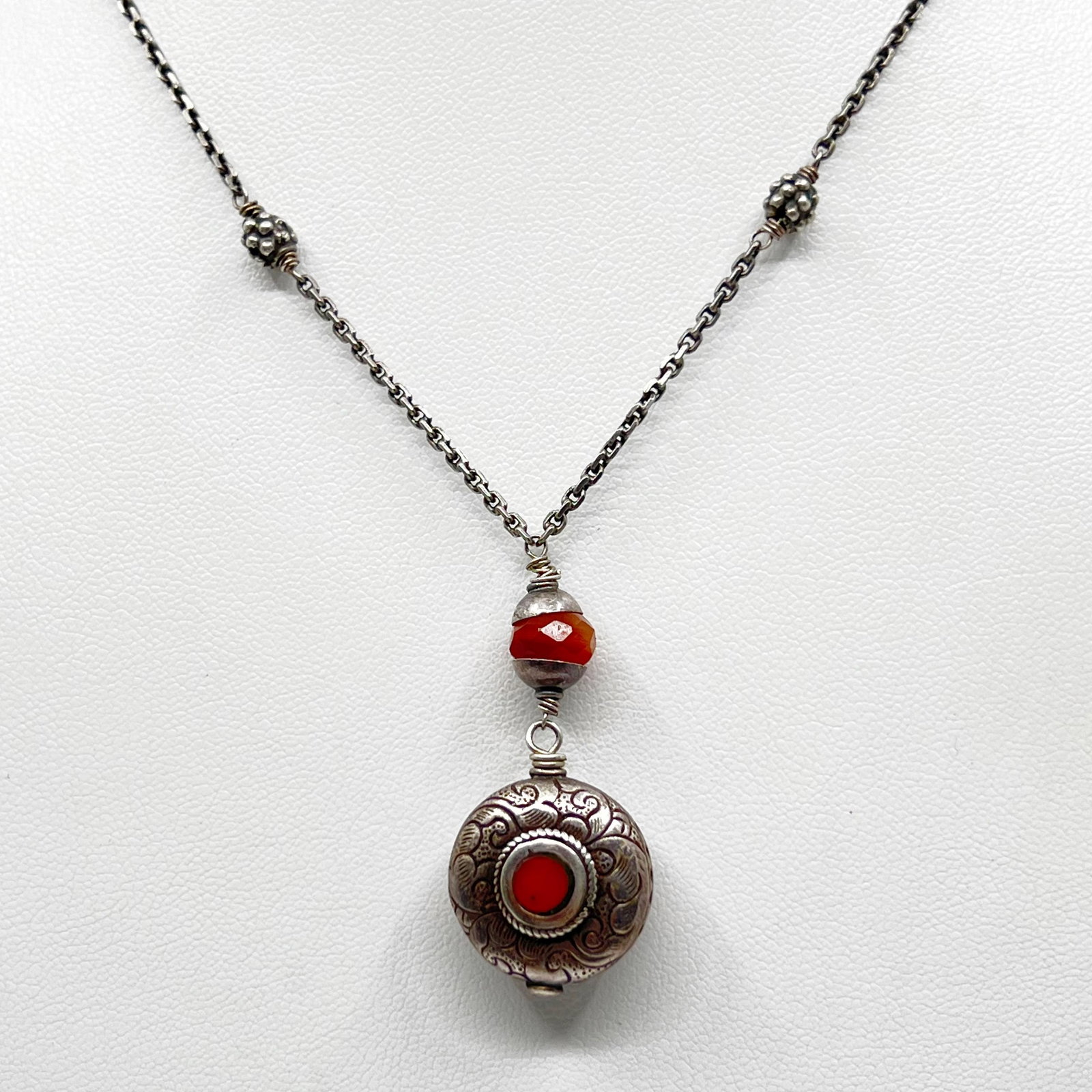 Vintage sterling silver coral & carnelian necklace: Chain: 19 1/2" long Pendant: 1 5/8" long by 3/4" wide Crafted with 5mm coral & 8mm carnelian In good pre-owned condition