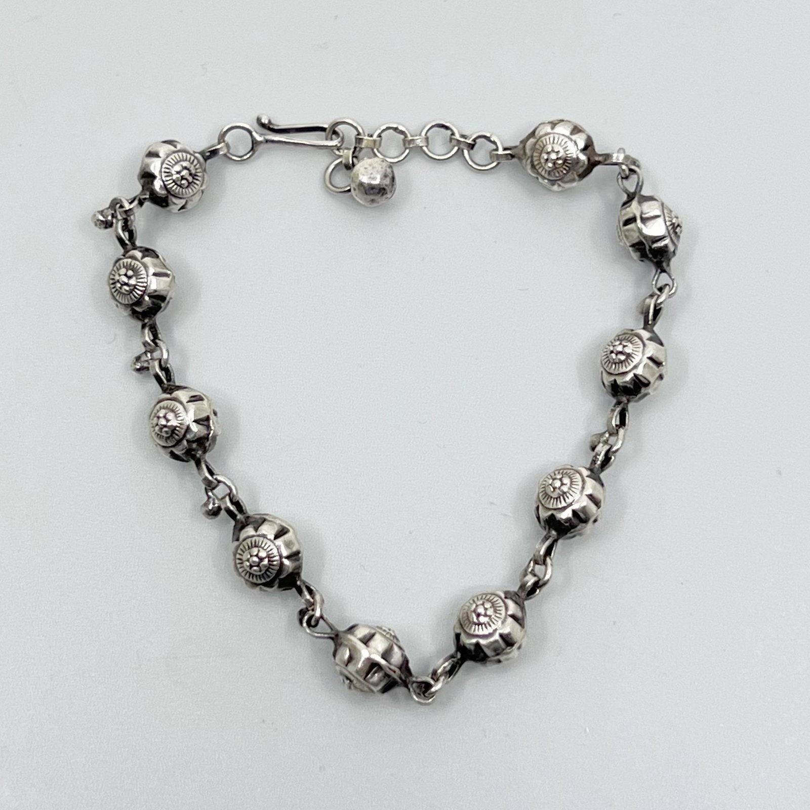 vintage Sterling silver flower motif bracelet: Measures: 7" long by 7mm wide Condition: like new SKU-251