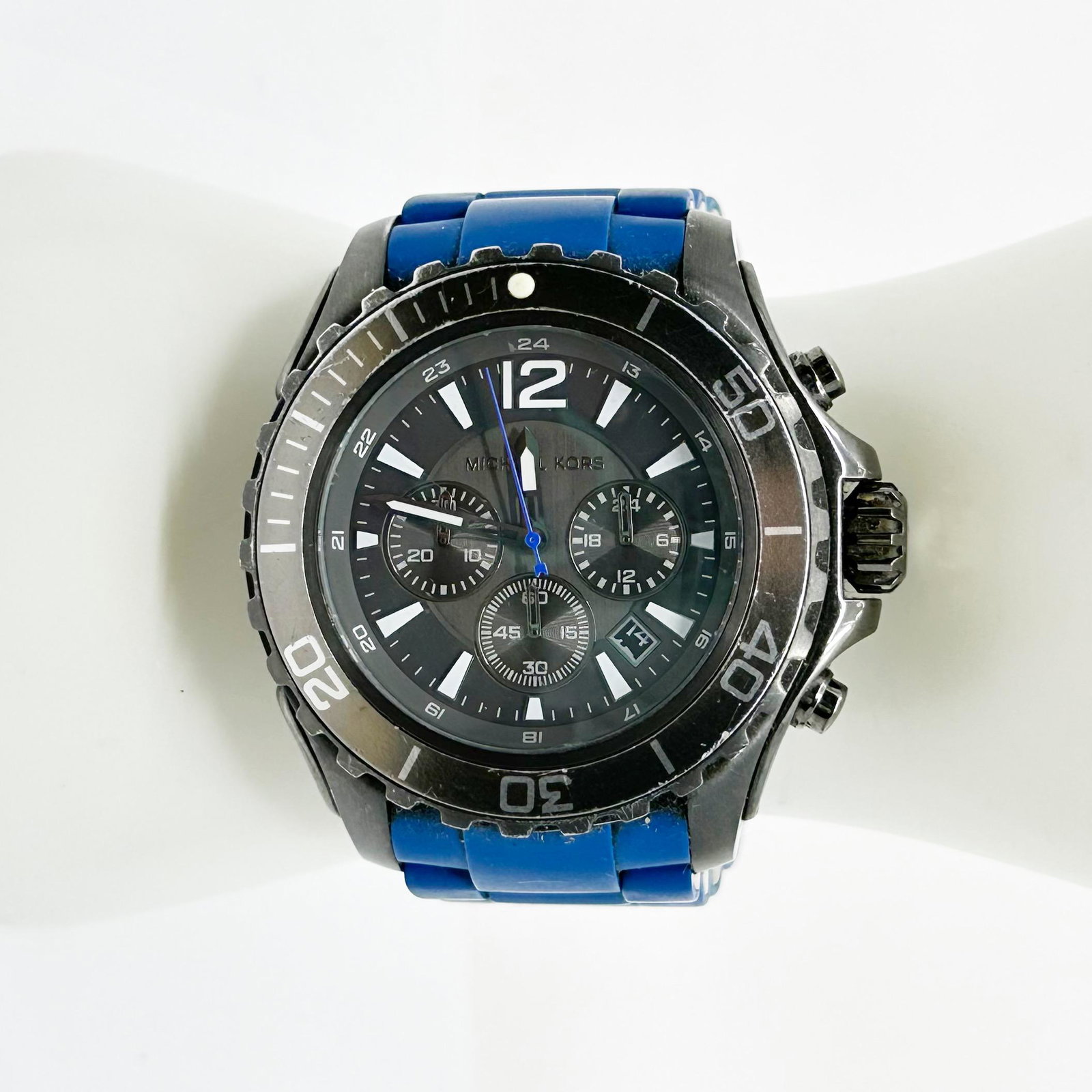 Michael Kors chronograph drake blue men's watch MK8233: watch will fit a 7 1/2" wrist case measures: 47mm wide with crown by 54mm from lug to lug Movement: battery Model: MK8233 Material: stainless steel in perfect working co