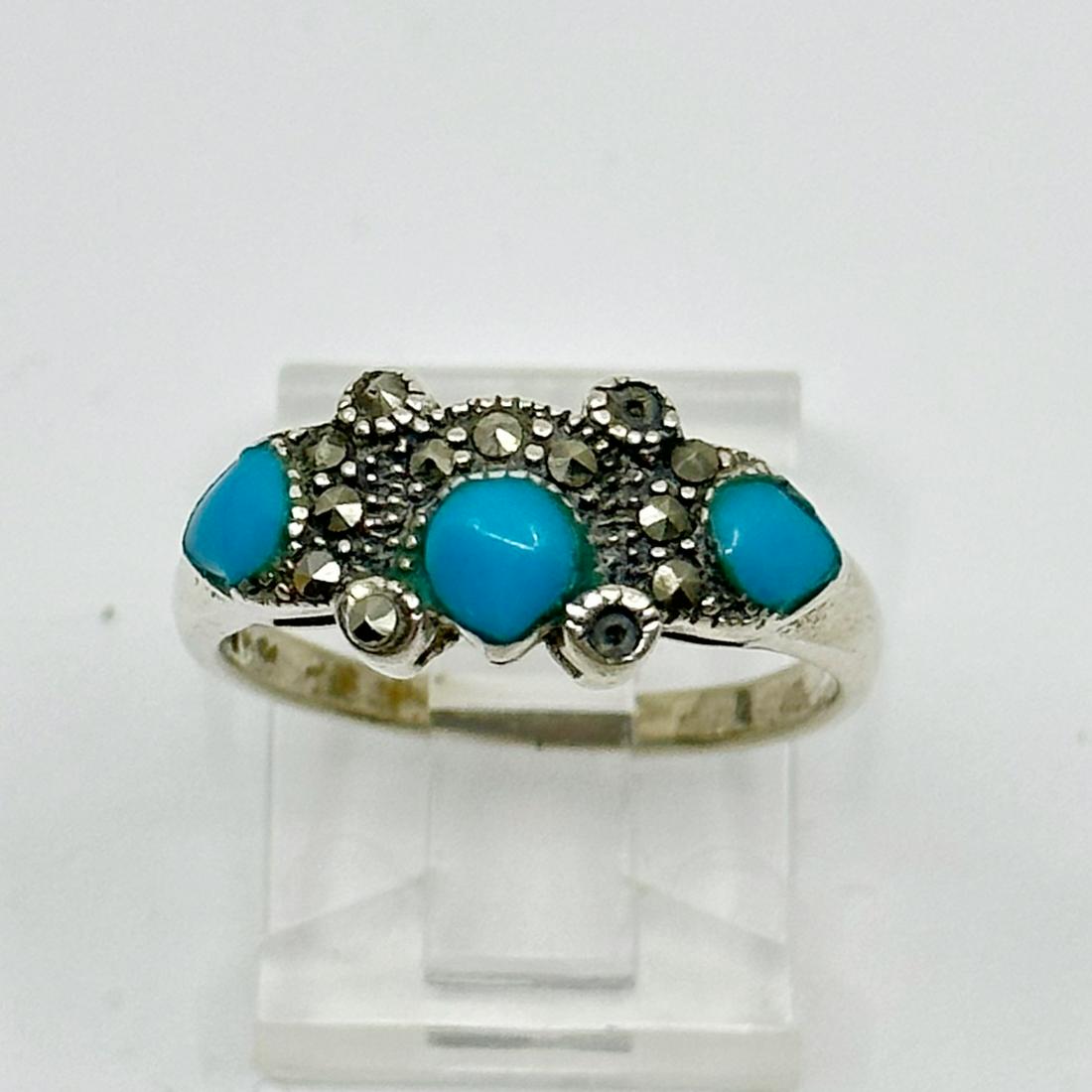 Sterling silver turquoise & marcasite ring: Measures: 8mm wide Size: 7 Gemstone: turquoise & marcasite In good condition SKU-1370
