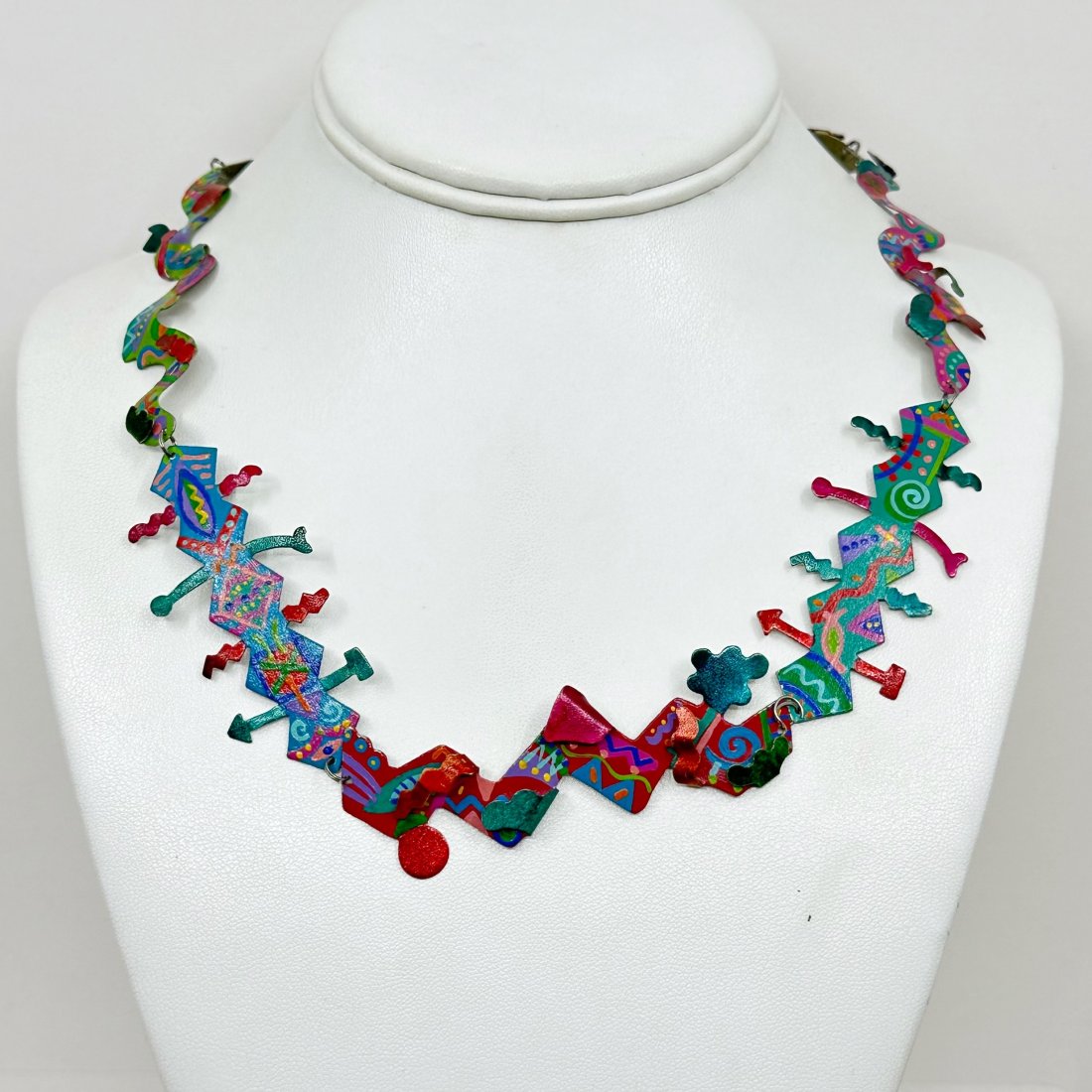 hand painted aluminum necklace: Measures: 24" long by 3/4" wide crafted with agate In excellent condition SKU-1493