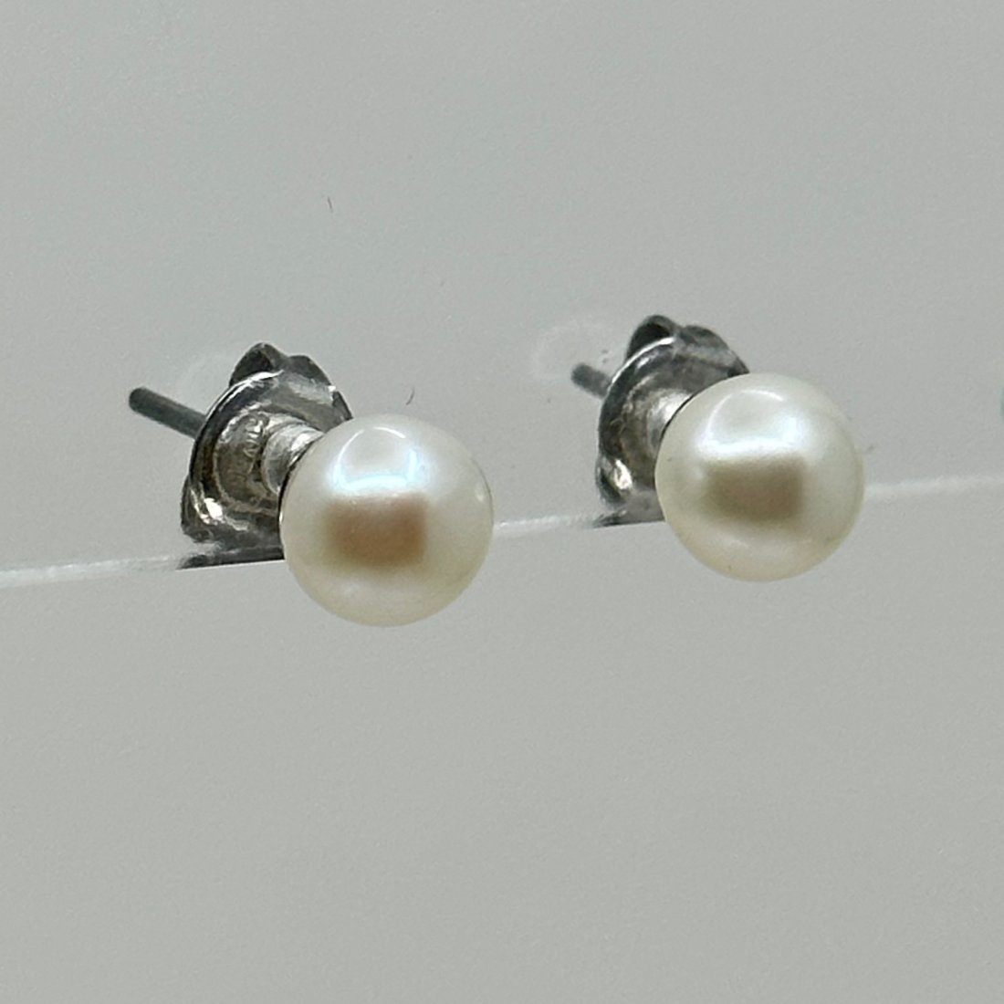 Sterling silver Akoya pearl stud earrings: Measures: 6mm in diameter Gemstone: 6mm Akoya pearl In very good condition SKU-499