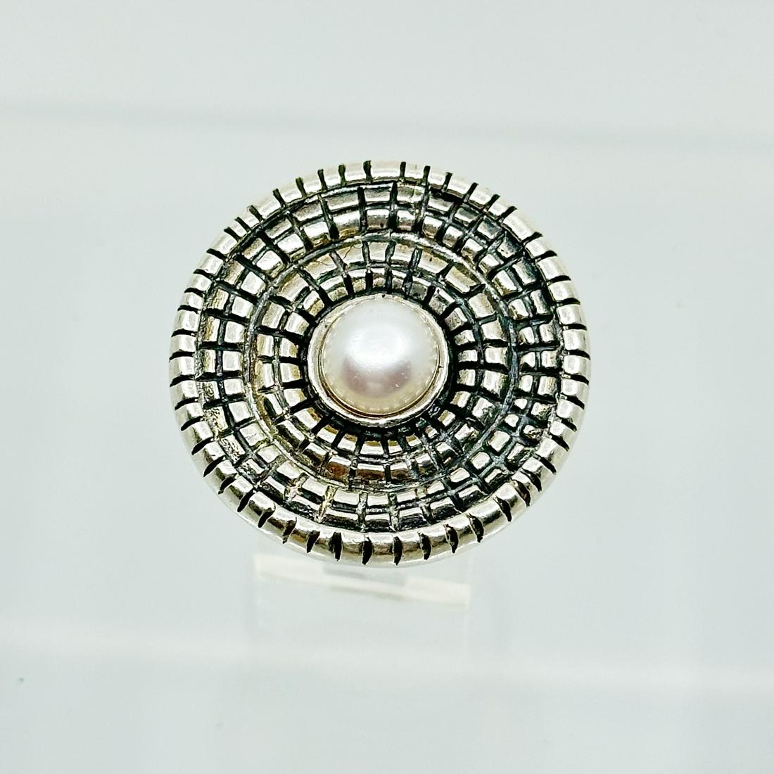 Sterling silver pearl ring (1 of 4)