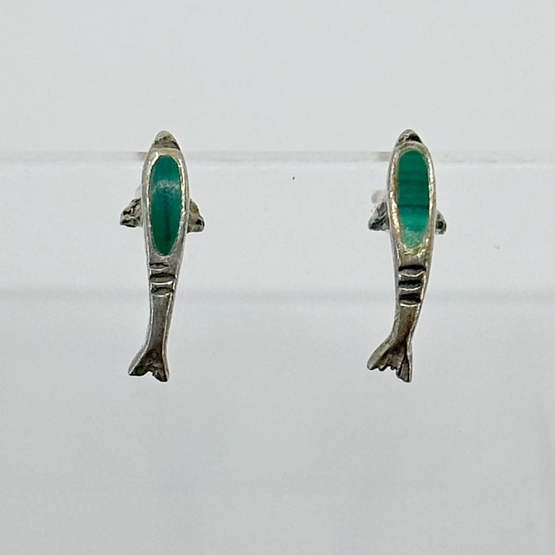 Sterling silver malachite fish stud earrings: Measures: 1/2" long by 2.5mm wide crafted with malachite inlay Hallmark: 925 In very good condition SKU-402