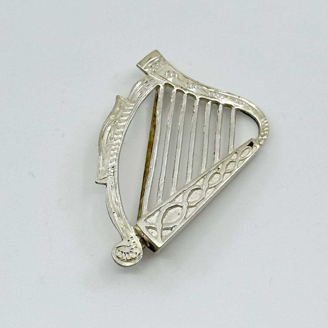 Vintage sterling silver harp Brooch: Measures: 1 1/2" long by 1" wide Signed: sterling In very good condition SKU-892