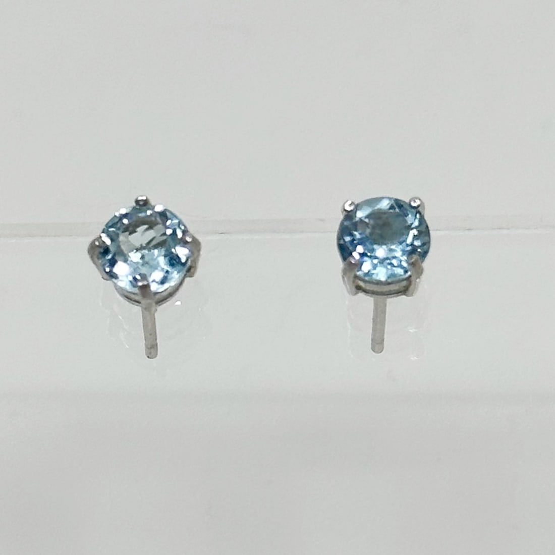 Sterling silver blue topaz stud earrings SKU-297: Measures: 5mm long Crafted with 5mm blue topaz Hallmark: 925 In very good condition SKU-297