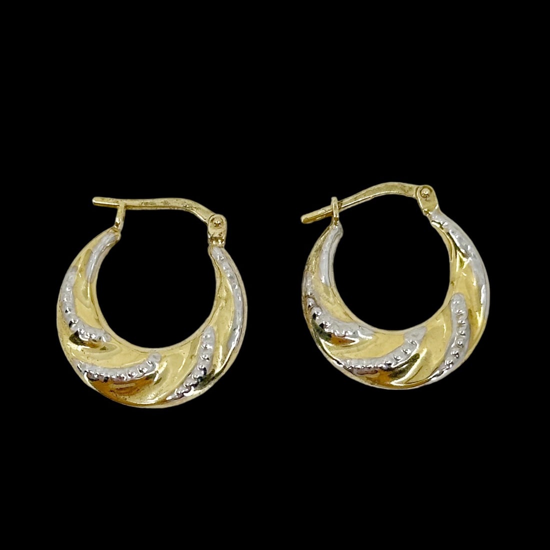 Gold Vermeil Sterling silver hoop earrings SKU-734: Measures: 3/4" long by 2mm wide Hallmark: 925 Jordan Mum In very good condition SKU-734
