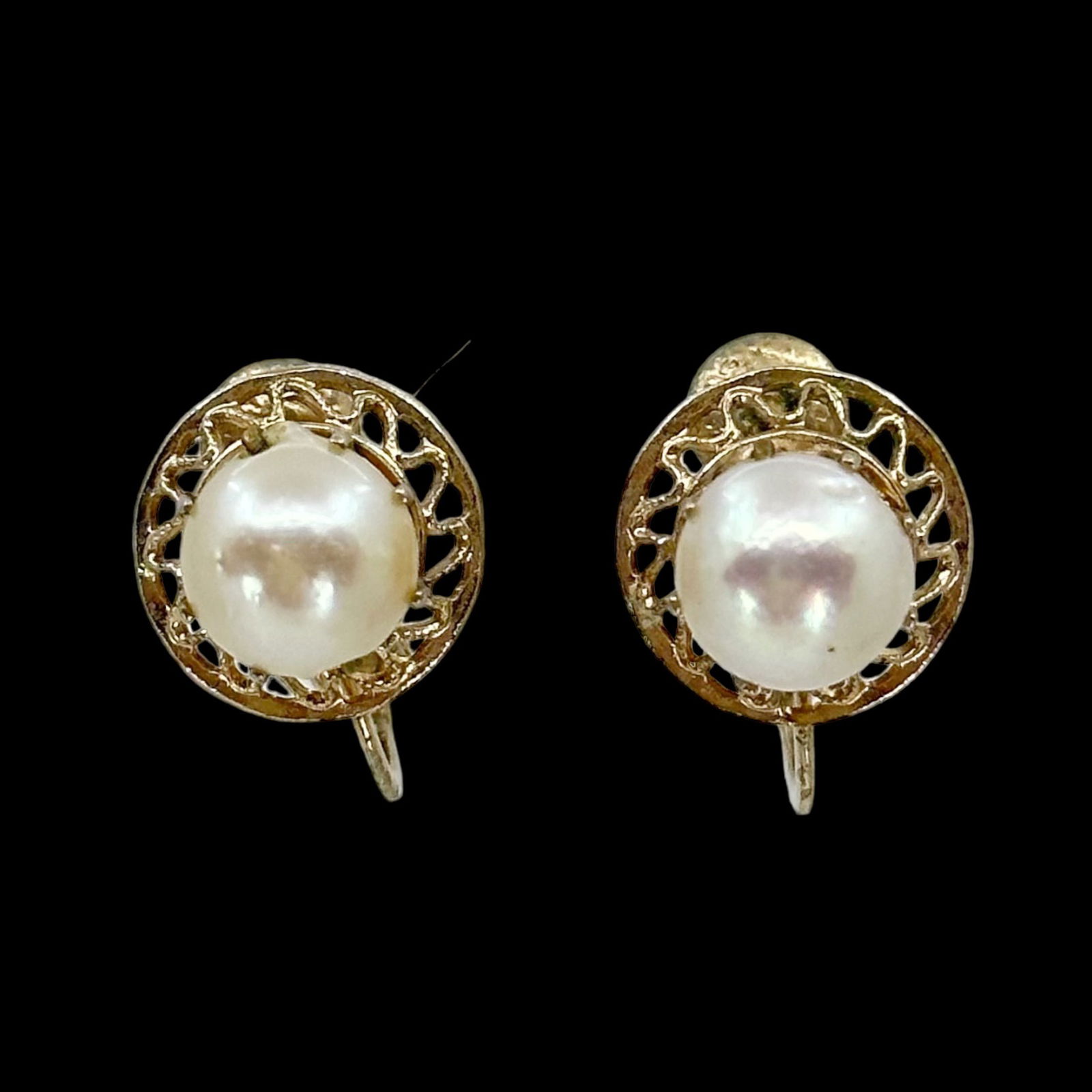 Vintage 12k Gold Filled Akoya Pearl screw back earrings SKU-1856: Measures: 5/8" long Crafted with 8mm Akoya Pearls In good condition SKU-1856