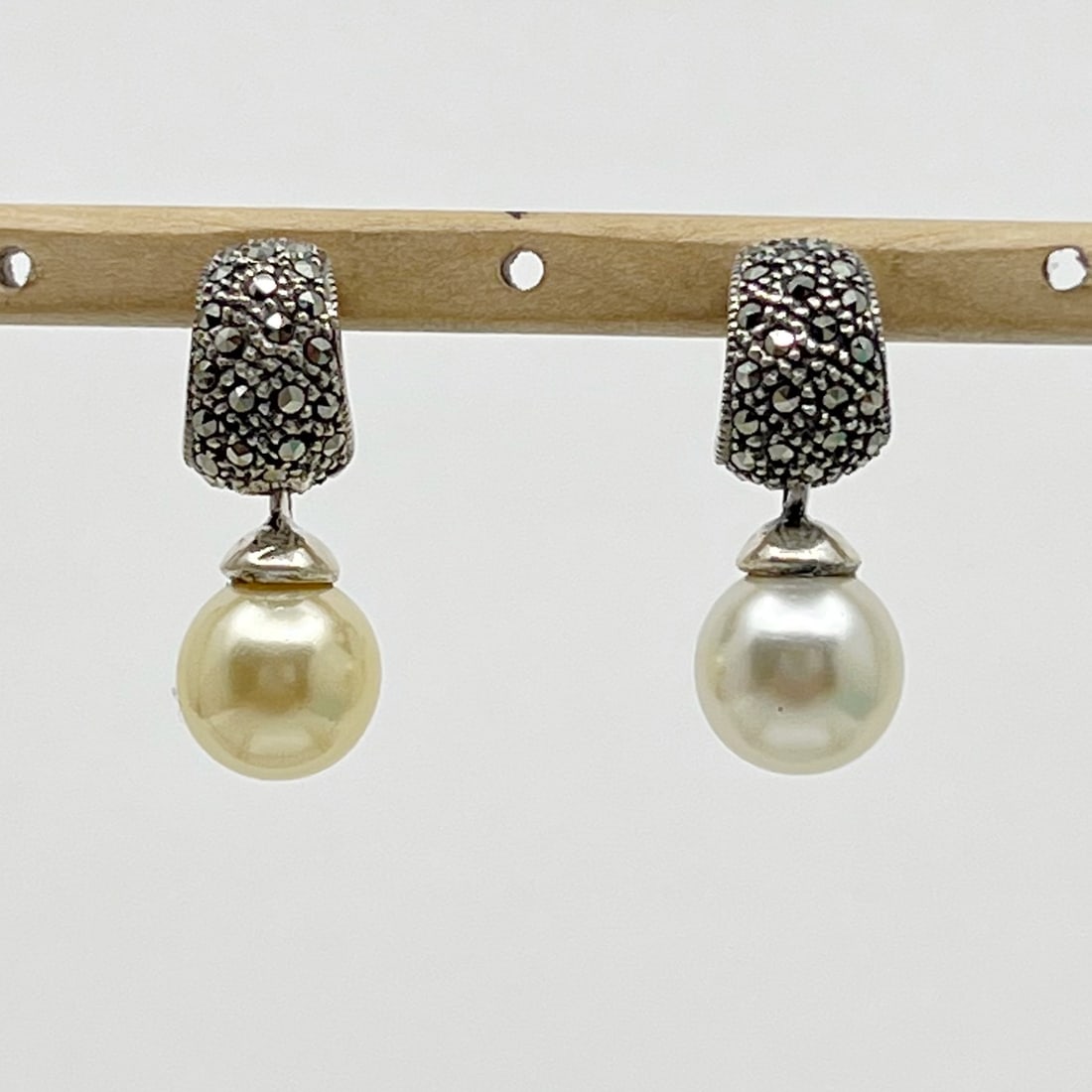 Sterling silver pearl & marcasite earrings SKU-306: Measures: 1" long Gemstone: 10mm faux pearl & marcasites Hallmark: 925 in very good condition SKU-306