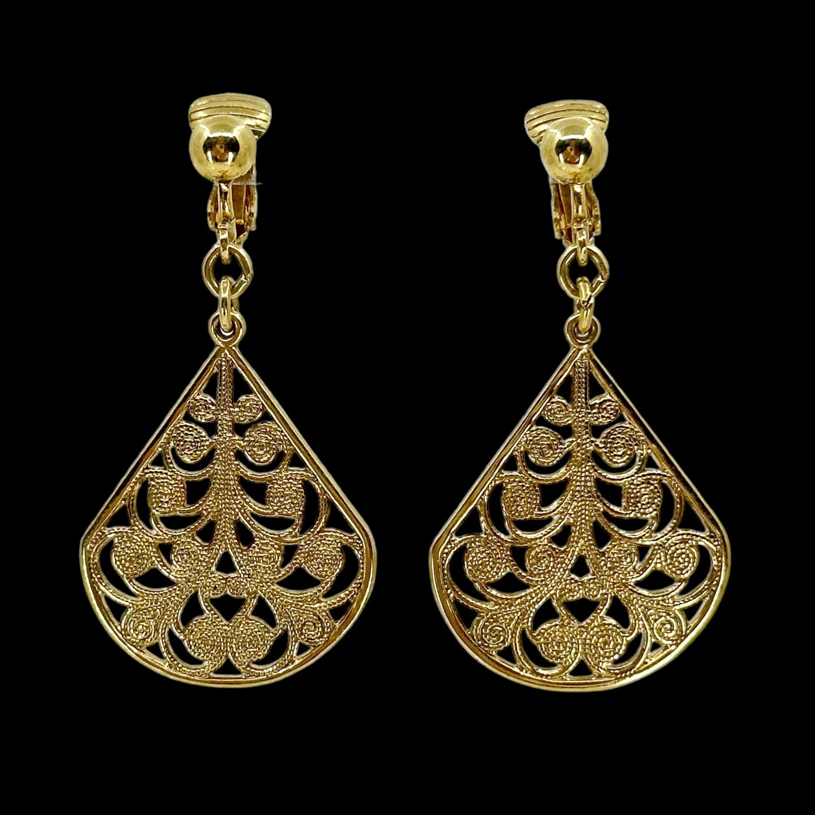Vintage Gold tone clip on drop earrings SKU-1656: Measures: 1 5/8" long by 7/8" wide Hallmark: N/A In very good condition SKU-1656